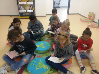 Elif, Solin, Nebay, Mohamed,Waleria,Kristina,Leonieund Sahraa in der Leseecke der Bücherei