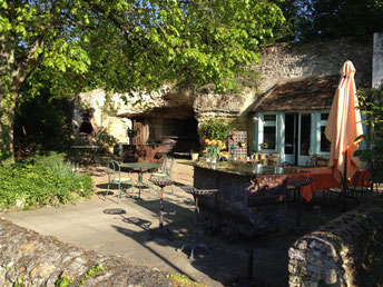 restaurant-cave-Vouvray-Loire-Valley-local-specialties