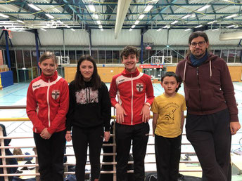 Bild v. li. Alyssa Stummer, Annemarie Zwicker, Ben Ackermann, Pirmin Zwicker, Trainer Kai Hollstein vom Fechtclub Konstanz