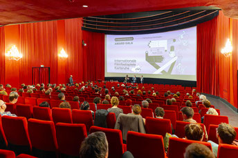 Die AWARD GALA zeichnet die besten Filme des Festivals aus.