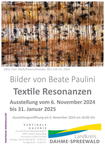 abstraktes Bild in warmen Tönen mit vertikalen textilen Strukturen aus Wolle, Fasern und Stoff, gefilzt mit Ausstellungsankündigung