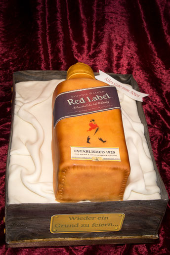 Whiskyflasche als Torte mit Tuch aus Fondant in einer Kiste in Holzoptik