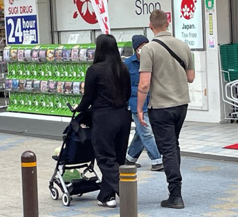 子ども連れで旅行を楽しむ外国人
