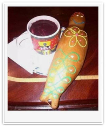 Colada morada
La colada morada es una bebida típica de Ecuador que se prepara con harina de maíz negro, frutas como la naranjilla, el babaco, piña, mora y frutillas, así como de los mortiños (arándano silvestre del páramo andino) que acentúan el color, y Colada morada
La colada morada es una bebida típica de Ecuador que se prepara con harina de maíz negro, frutas como la naranjilla, el babaco, piña, mora y frutillas, así como de los mortiños (arándano silvestre del páramo andino) que acentúan el color, y