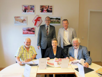 Die Jury des Rudolf-Kunze-PR-Preises, Renate Kühlcke (mitte) mit Dr. Klaus Viedebantt (rechts) und Karl-Heinz Stier (links). Auch DFV-Präsidialmitglied Michael Durst (hinten rechts) und Hauptgeschäftsführer Martin Fuchs waren von der Qualität der eingesen