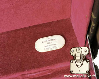  Etiquette cuir bordure cousu   R Louis Vuitton Paris  Made in france