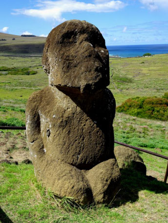 Knieender Moai