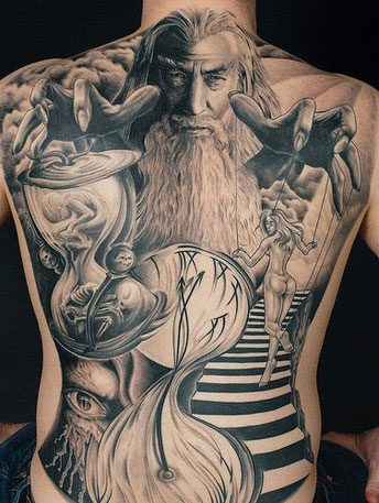 Tatuaje con un diseño complejo de sombras y relieves.