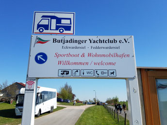 Eingang zum Yachtclub-Gelände und Stellplatz