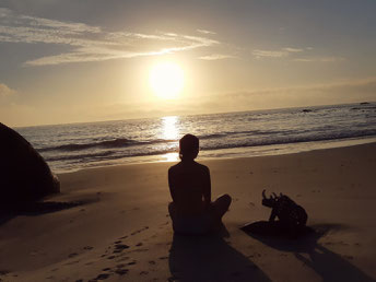 Nachdenklich mit Bick auf das Meer am Strad von Simonstown, Südafrika.