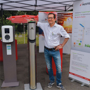 Andreas Bühler, Geschäftsleiter der Hustech, neben verschiedenen Ladestationen für den privaten und öffentlichen Bereich. Bild: zvg