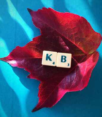Baumblatt, auf dem die Scrabble-Steine K und B liegen. Symbolisiert das Workshop-Angebot Kollegiale Beratung und die Möglichkeit zu SupervisionSupervision