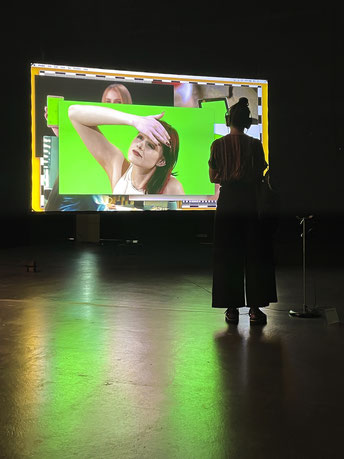 Ausschnitt aus Christian Schumachers live erstellter Video-Collage über leuchtende Bilder und die Beziehung zum Screen. (Bild: HSLU D&K)