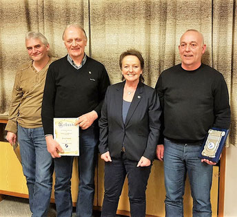 Für 40 Jahre Mitgliedschaft wurden Ralf Bremmer und Host Simmen (v.l.) geehrt. Den Ehrenteller, für 50 Jahre Mitgliedschaft, erhielt Hardy Cholibois (r.)