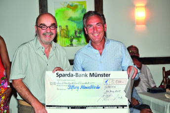 Golfspielen für die Stiftung Mitmachkinder 2015: (v.li.) Horst Freye, Botschafter der Stiftung, und Johann Kapl, Vorstand der Sparda Bank Münster. Foto: Manfred Stockhorst