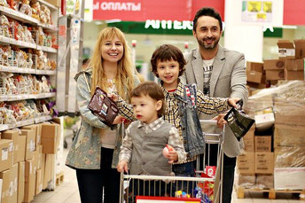 Familie einkaufen Supermarkt