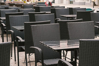Gastronomie Tische Stühle leer