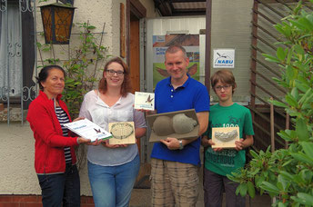 Ina Ebert (links) vom NABU Sachsen hat der Wildvogelhilfe Leipzig die Plakette mit Urkunde überreicht. Patricia Seitz, Karsten Peterlein und Luis Schifter (v.l.n.r) vom Team der Wildvogelhilfe freuten sich über die Auszeichnung.  Foto: Carola Bodsch