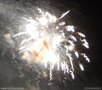 Weißes Feuerwerk am Nachthimmel