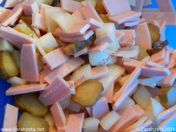 Wurstsalat mit Salatgurken und Zwiebeln