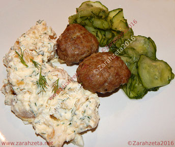 Schwedischer Kartoffelsalat mit Frikadellen und Gurken