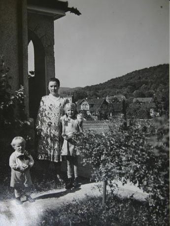 Aufnahme Ende der 1920er vor Grumbachstr. 4 ,das Mädchen mit den Zöpfen ist Gisela Teichmann - Archiv W.Malek