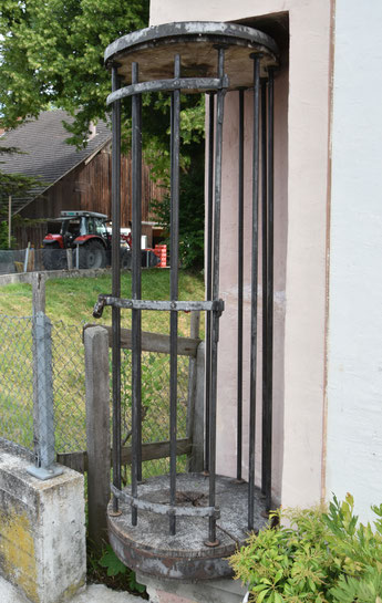 diese restaurierte Trülle steht beim Schloss Griesenberg