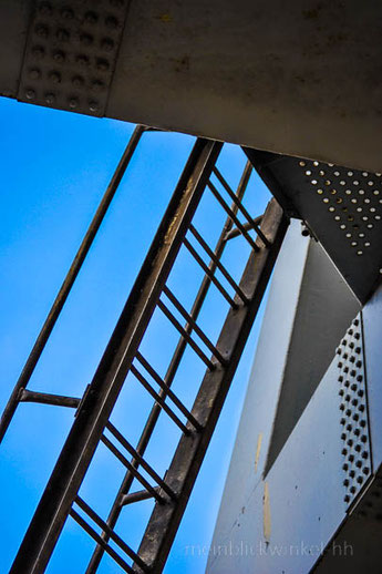 Leiter Treppe blau steil Schiff Schrauben Metall Formen 
