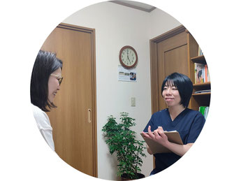 頭痛の女性に症状などのお悩みをお聴きしている様子（犬山わらべ整体院）