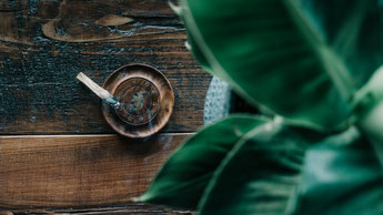 Klangschale mit Holzklöppel auf einem Tuch – Ritual zur Klangreinigung spiritueller Schmuckstücke