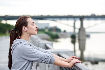 Frau draussen natur joggen musik hobby achtsamkeit ikigai resilienz