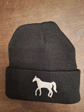 schwarze Uni Mütze mit weißem Pferd