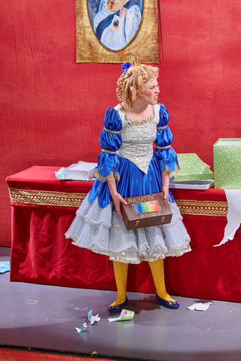 Auf diesem Bild siehst du Prinzessin Annabell mit einem Malkasten in der Hand. 