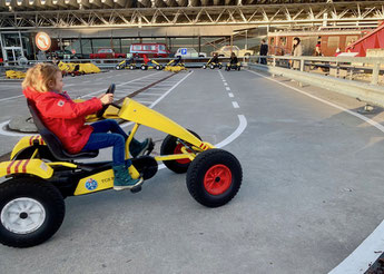 Kind auf dem Gokart im Verkehrsgarten