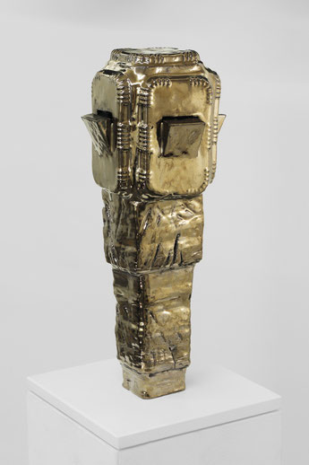 zeitgenössische Skulptur von Andreas Jonak, metallisch gold glenzende Keramik in form eines architektonischen Turms mit Öffnungen oder Klappen