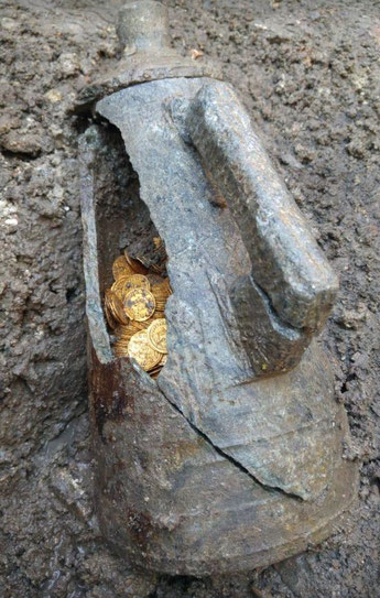 Italienische Bauarbeiter hatten Glück: Sie fanden in der Nähe von Como / Mailand  2018 diese 1500 Jahre alte Goldmünzen in einem Krug versteckt. 