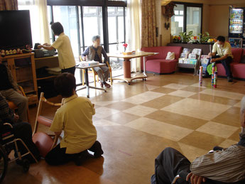 缶倒しゲーム デイケア 医療法人社団慈朋会介護老人保健施設 サワダケアセンター 缶倒しゲーム デイケア 医療法人社団慈朋会介護老人保健施設 サワダケアセンター