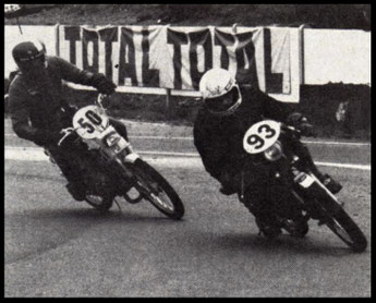 Grosse bagarre pendant la course entre Rapicault n°50 le plus rapide sur la piste et le Yamaha n°93 de Chatelain-Joubert