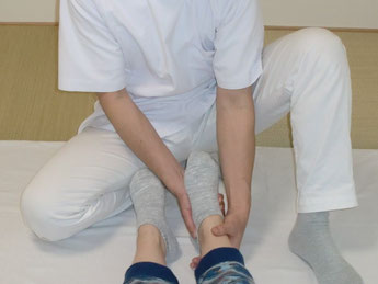 しんそう福井武生では、手足のバランスから身体の歪みを調整し、腰痛、肩こり、不妊、座骨神経痛なども改善します。