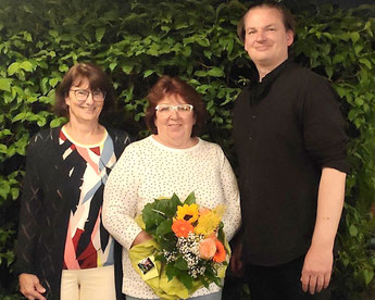 Als Wertschätzung und anlässlich ihres Geburtstags erhielt Monika Eckstein vom Chor einen Blumenstrauß.