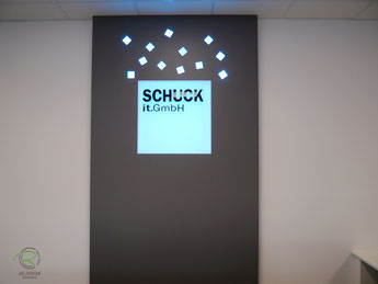 Rückwand mit Logogestaltung mit Fräsbuchstaben u. RGB-Beleuchtung mit Beleuchtungspaneel Lightpanel frameless