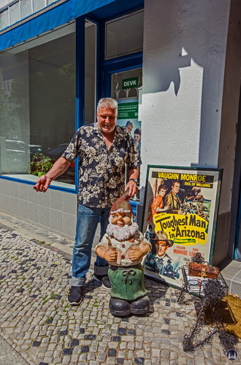 Armin Andersch vor seinem Laden.