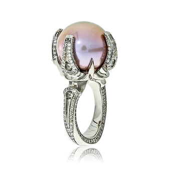 Cocktailring in Weissgold mit einer Süsswasserperle und Brillanten aus der Gremlin Kollektion der Goldschmiede OBSESSION Zürich und Wetzikon