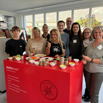 Workshop-Teilnehmende kreieren ihre persönliche Gewürzmischung im Gruppen-Event