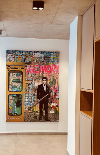 Großformatige Pop-Art-Collage von Divo Santino mit Graffiti und Acrylfarbe in moderner Innenarchitektur