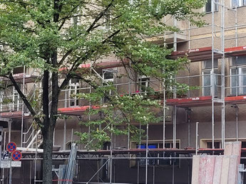 Hier wird ein Gerüst von Gerüstbauern aufgebaut - Haussanierung - Aschaffenburg - München - Frankfurt - Bayern