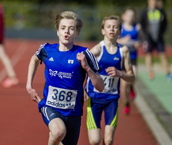Jonas Arnold (368) gewinnt den 2000-m-Lauf der M14 in 6:55,65 min.