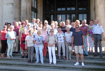Die Teilnehmer der Exkursion vor dem Eingang zur Villa Hügel (Foto: Echle)