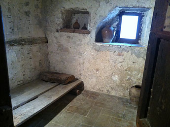 mittelalterliches Bett in den Klosterzellen von Monteluco