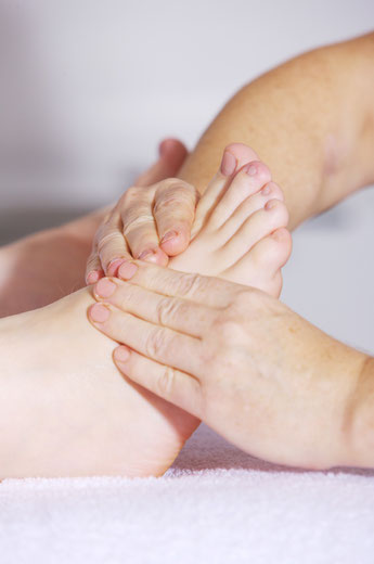 Deine Wellness Auszeit: eine Fußmassage ist herrlich entspannend und kann die Selbstheilungskräfe aktivieren -Buch Deinen Termin jetzt im SeelenPhönix